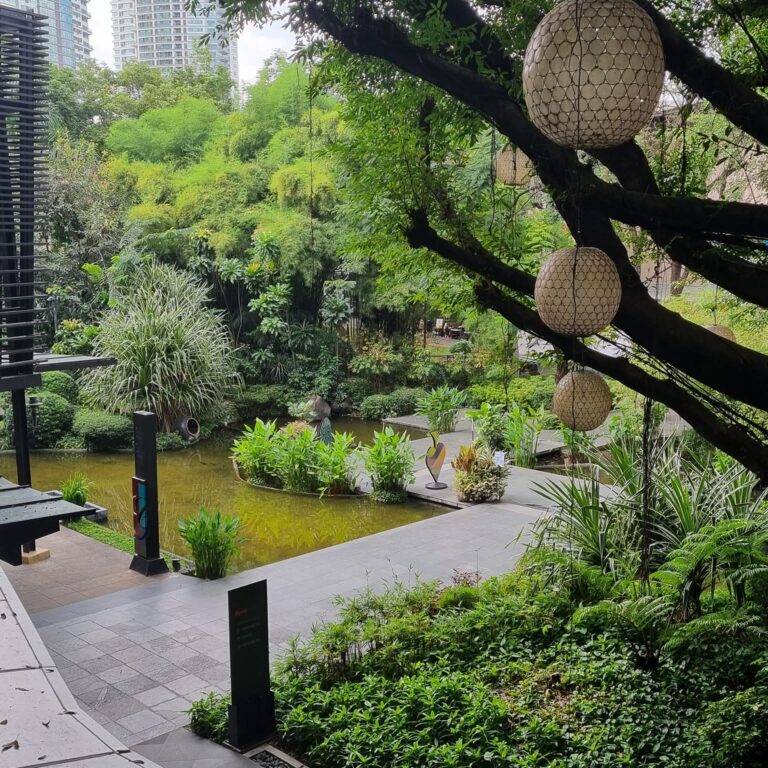 גינת מרכזי הקניות התיירותיים המשולבים זה בזה במרכז מנילה החדשה מול עוני מנוון בסלאם יש עושר לא נתפס בשכבה של הפיליפינים האמידים