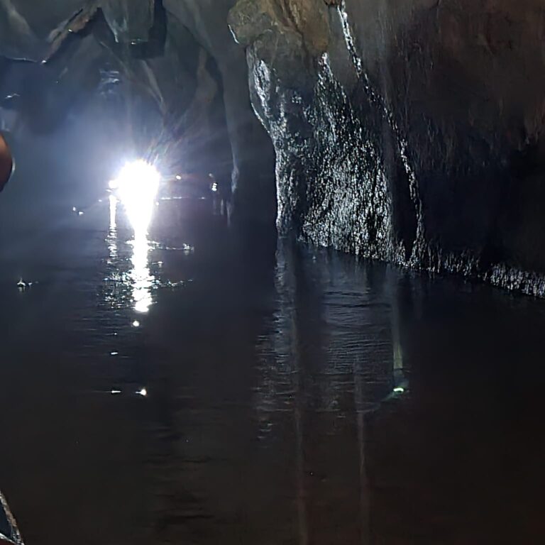 האור בקצה המנהרה..מראה הנהר התת קרקעי כאשר סירות שטות מולך