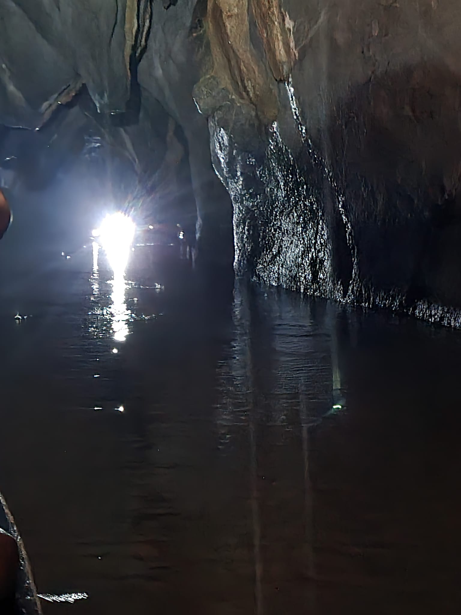 האור בקצה המנהרה..מראה הנהר התת קרקעי כאשר סירות שטות מולך
