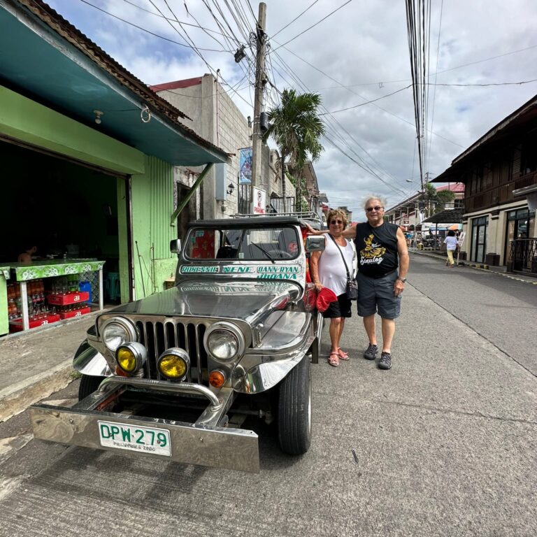האמריקנים הותירו אחריהם כעשרת אלפים ג'יפים שהפכו למיני אוטובוסים מקושטים. יש מפעל שלם שמחדש את הג'יפים העתיקים ומכשירם להיות מיניבוסים של היום