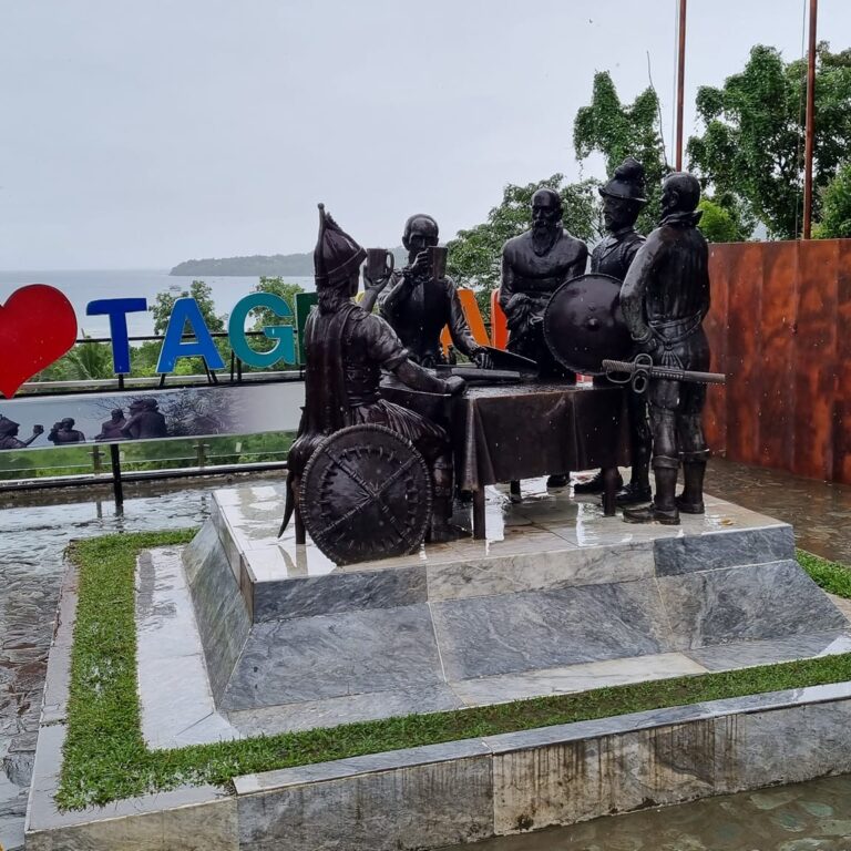 האנדרטה לרגל המפגש הראשון של מגלה העולם הספרדי מגלן עם תושבי האי בוהול אליו הגיע במסעו סביב העולם