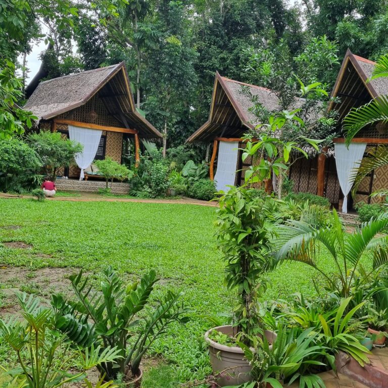 הכניסה לכפר פיליפיני אותנטי כביכול