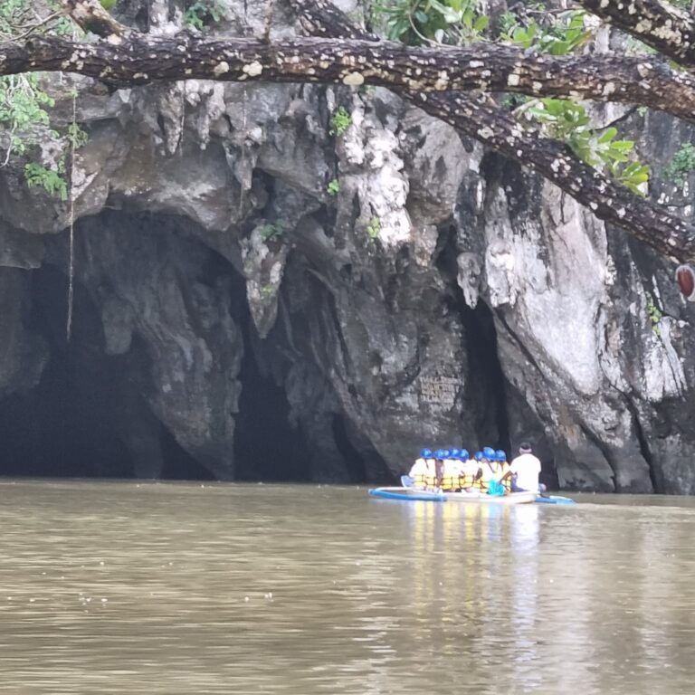 הכניסה לנהר התת-קרקעי מתבצעת בסירות קאנו-קטנות