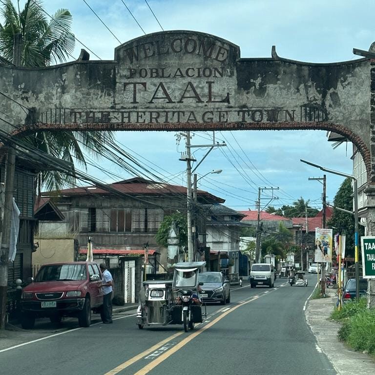 הכניסה לעיר העתיקה של מנילה שנהרסה כולה עם שחרור מנילה מהיפנים ב 1945. לא פחות ממאה אלף פיליפינים נהרגו בהפצצות האמריקניות. העיר העתיקה שוחזרה מחדש. הצילום של צבי לוין חברי לטיול