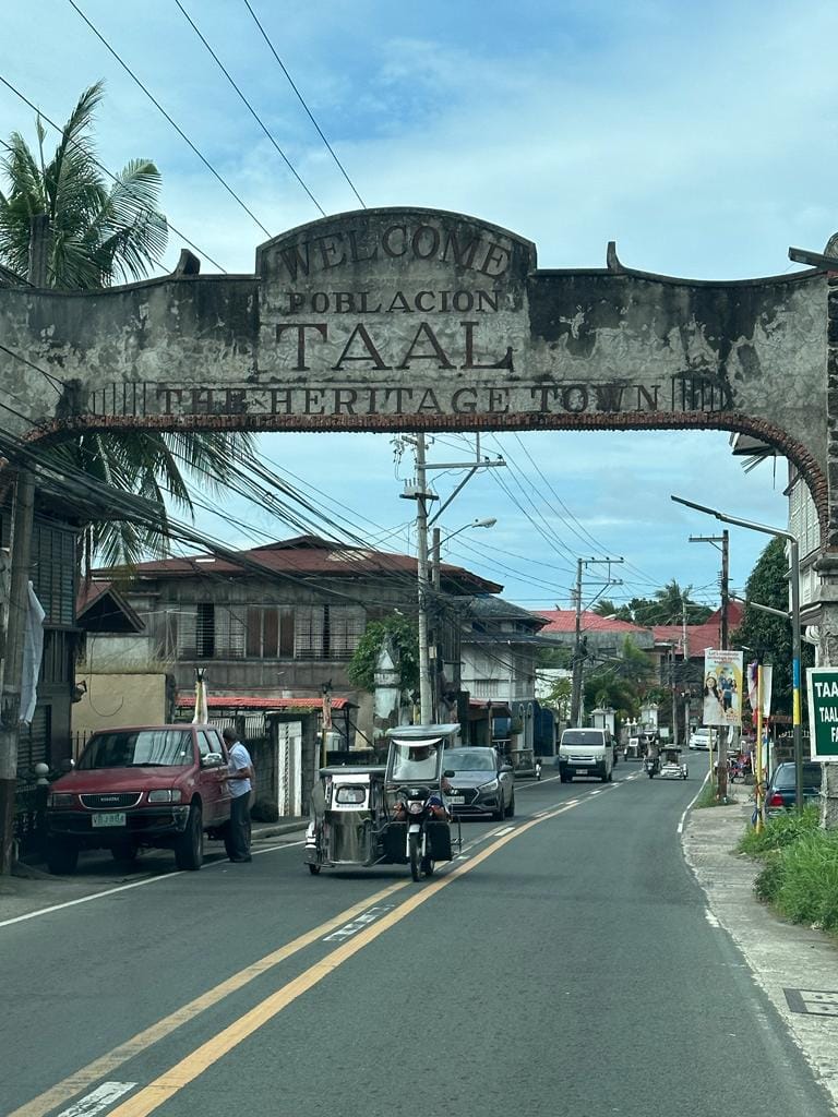 הכניסה לעיר העתיקה של מנילה שנהרסה כולה עם שחרור מנילה מהיפנים ב 1945. לא פחות ממאה אלף פיליפינים נהרגו בהפצצות האמריקניות. העיר העתיקה שוחזרה מחדש. הצילום של צבי לוין חברי לטיול