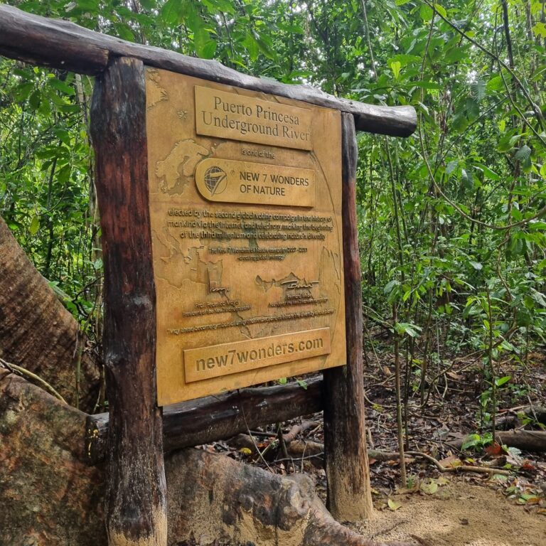 הליכה לקראת השייט בנהר התת-קרקעי פיליפינים