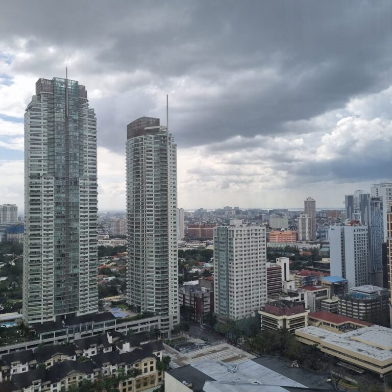 המראה של מנילה החדשה רובע-מקאטי מחלון חדרנו במלון