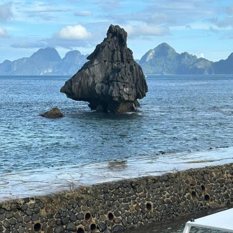 הסלע הבודד בכניסה לריזורט אל-נידו