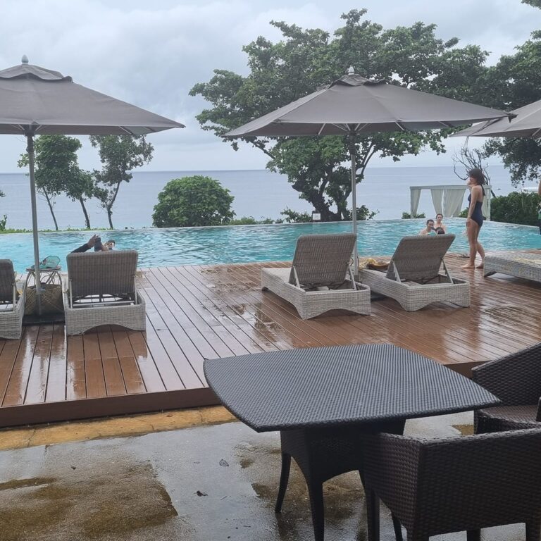 הריזורט בו שהינ באי בוהול על שפת הים בפיליפיניים