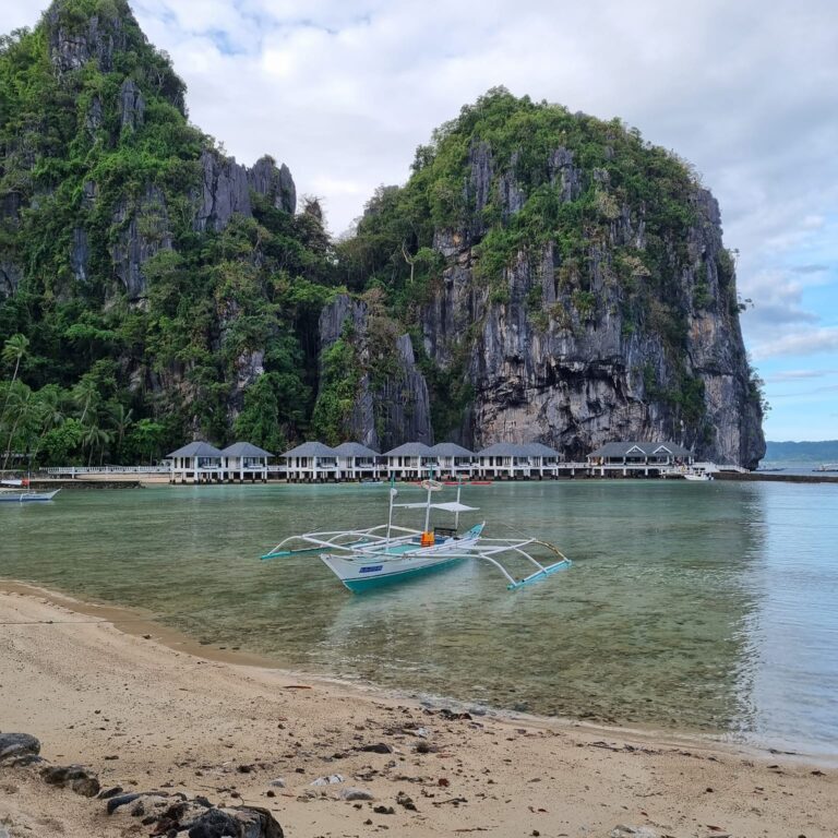 הריזורט מתעורר לבוקר חדש. מאנאליק באל-נידו,פיליפינים. המפרץ בו שוכן הריזורט-יפהפה