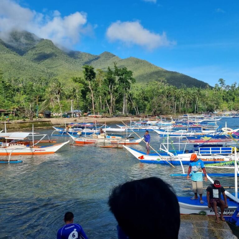 השיט לנהר התת-קרקעי מתחיל בסירות גדולות יחסית ובהמשך עוברים לקייאיקים