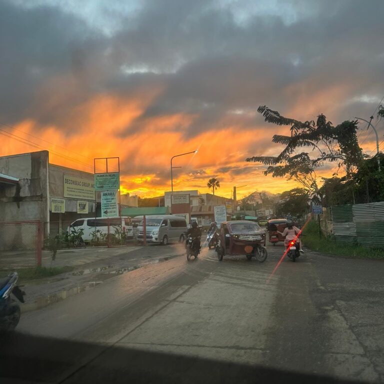 השמיים בוערים לקראת השקיעה בפוארטו פרינססה