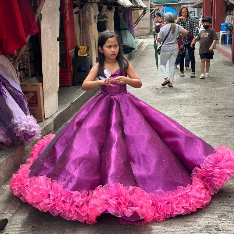 ילדה פיליפינית מתכוננת לקראת החתונה של אחותה הבוגרת-צילם-צבי-לוין