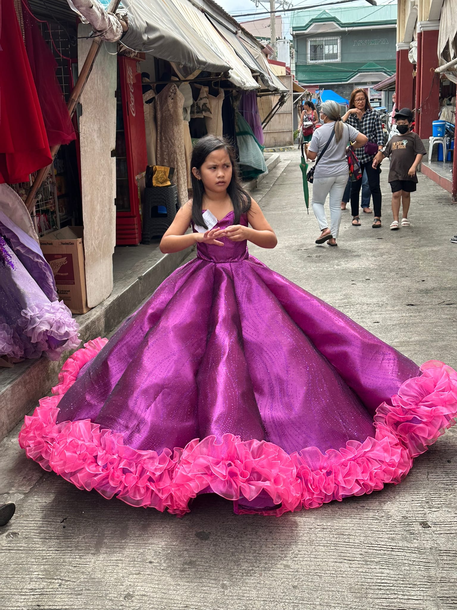 ילדה פיליפינית מתכוננת לקראת החתונה של אחותה הבוגרת-צילם-צבי-לוין