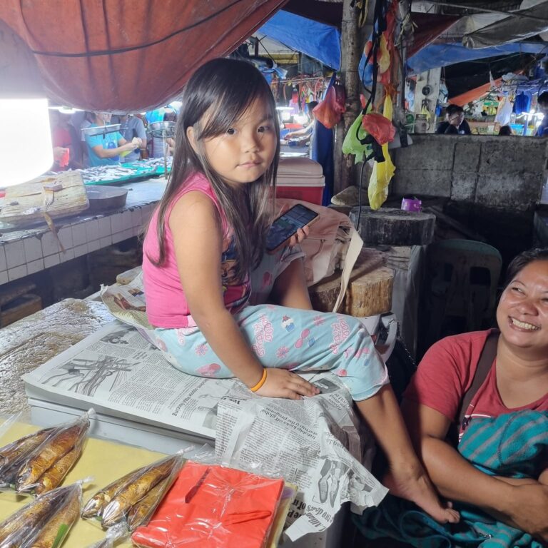 ילדונת מציגה את סחורת המשפחה בגאווה