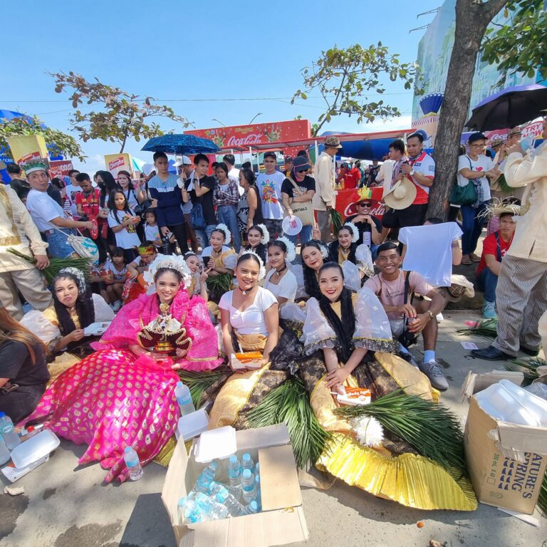 יפות פיליפיניות נחות לקראת ההופעה בקרנבל סנולוג שהוא חג דתי שהפך לקרנבל מרשים