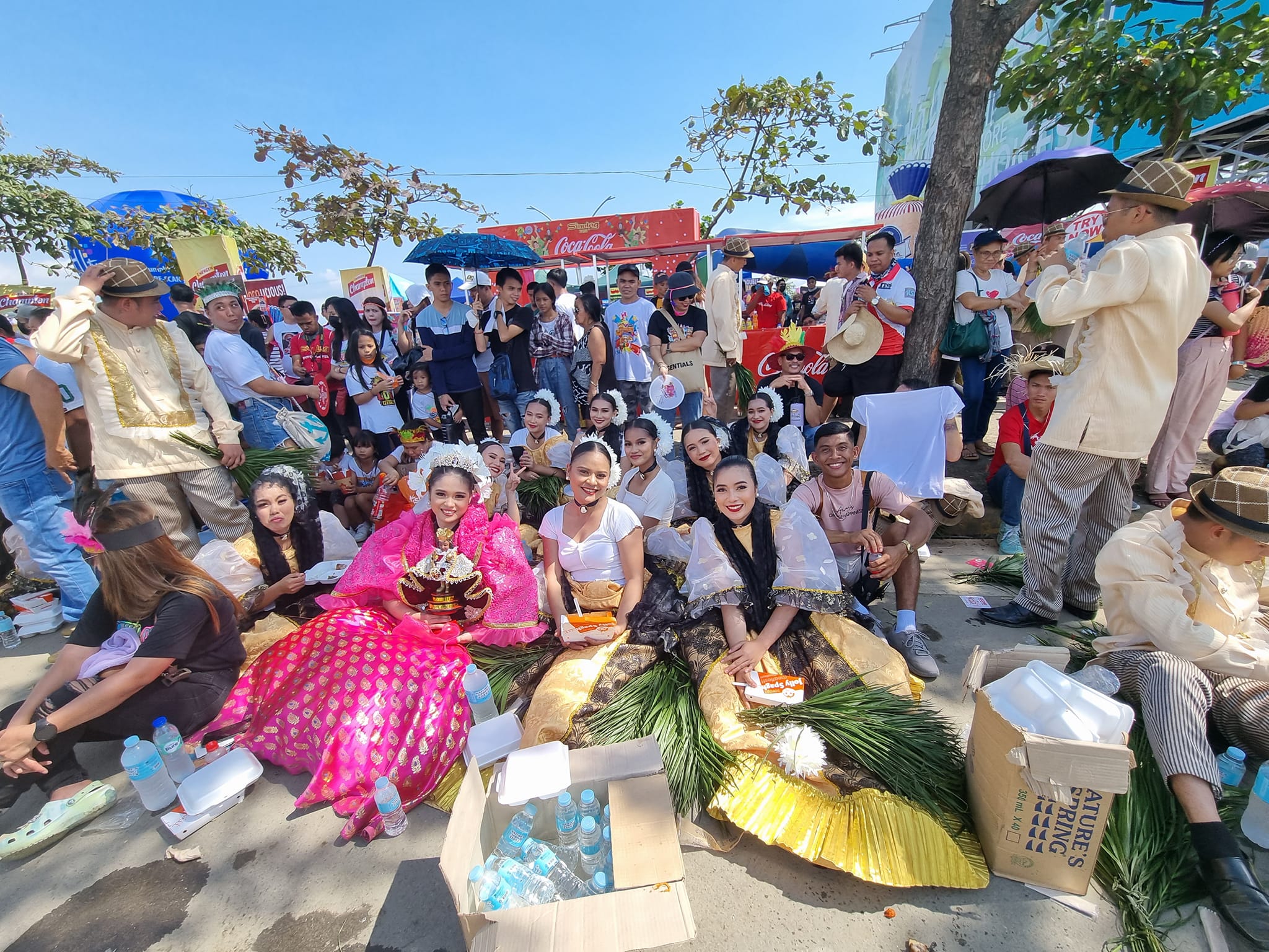 יפות פיליפיניות נחות לקראת ההופעה בקרנבל סנולוג שהוא חג דתי שהפך לקרנבל מרשים