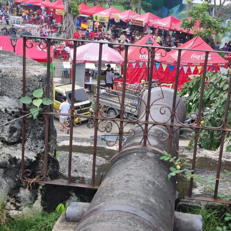 מבט מגג המצודה בסבו על המוני המקומיים נוהרים לתהלוכות דתיות בערב הקרנבל בסבומבט מגג המצודה בסבו על המוני המקומיים הנוהרים לתהלוכות דתיות בערב הקרנבל בסבוה