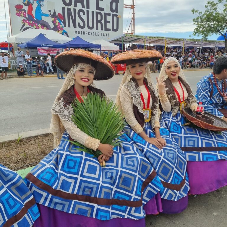 מלכות יופי של הקרננבל הדתי עם נופך של עבודת אלילים בעיר סאבו