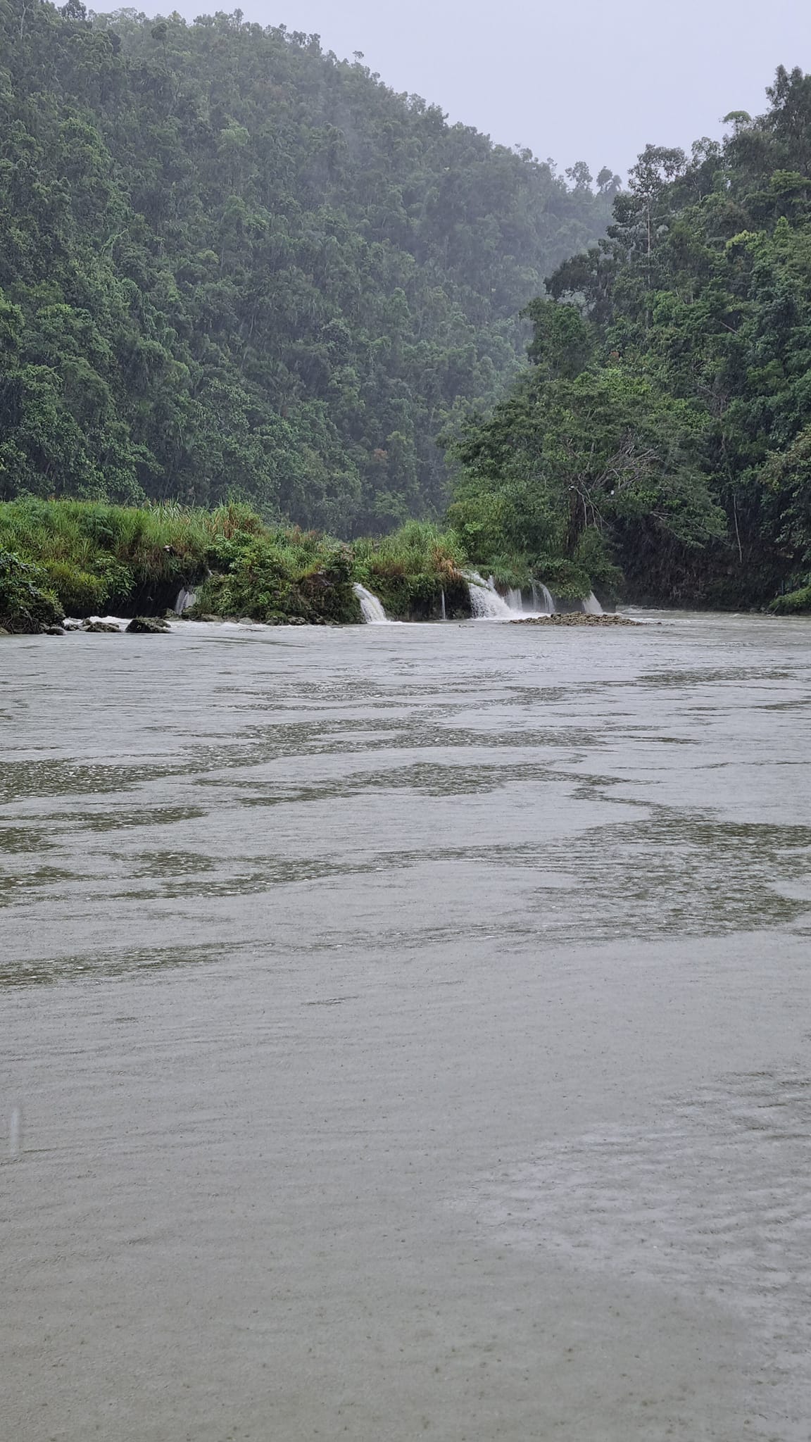 מפלים המזינים נהר לובוק הזורם בתוך צמחיה יער גשם באי-בוהול-פיליפינים