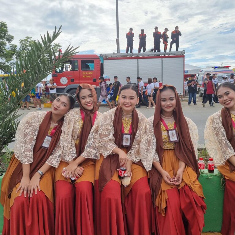 מקומיות במלוא הדרן ממתינות לפתיחת הקרנבל