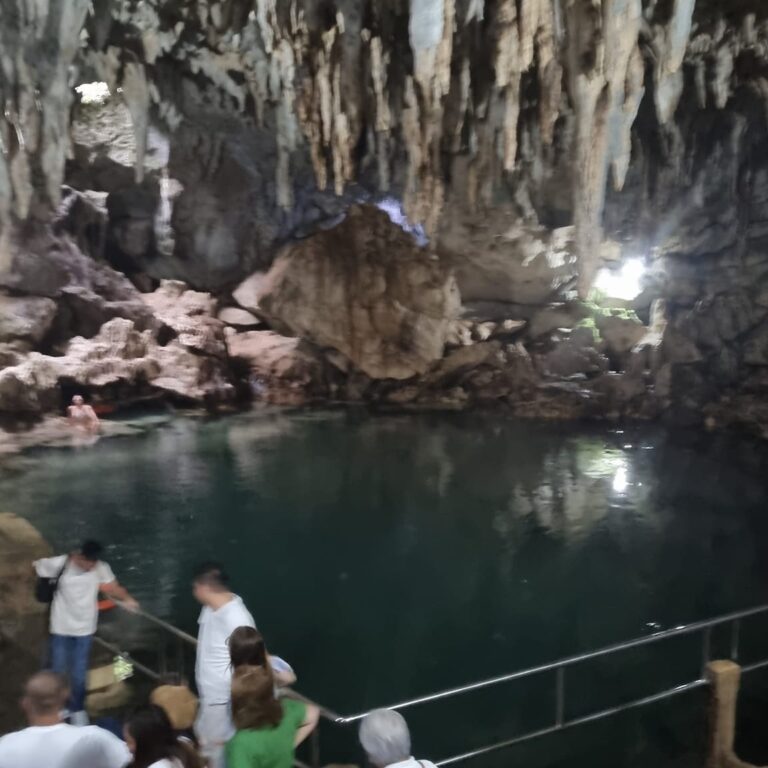 מראה בריכה והנטיפים שעל תקרת המערה. אל הבריכה מגיעים במנהרה