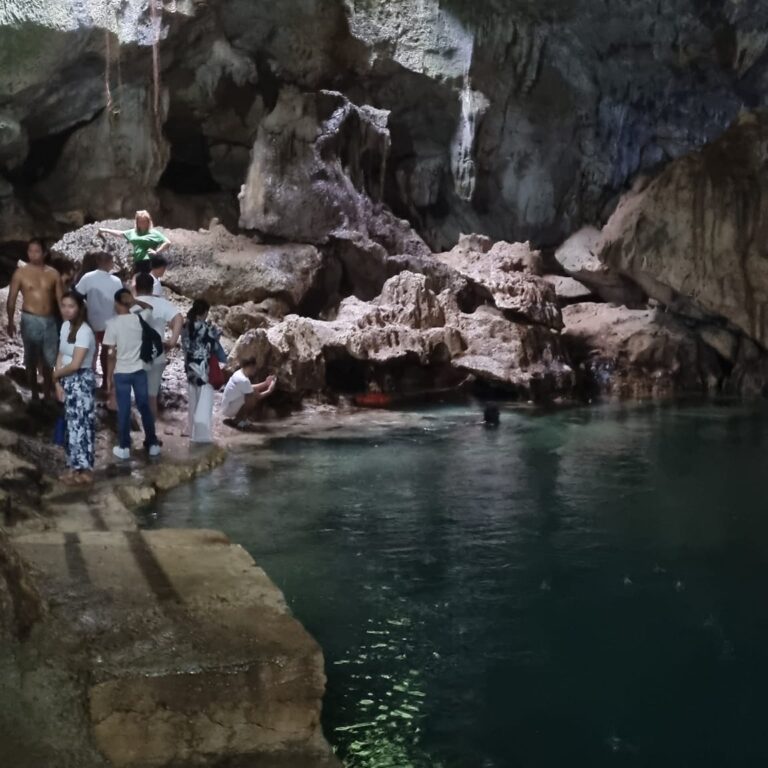 מראה המערה התת-קרקעית עם סטלקטיטים ובריכת שחיה הניזונה ממי גשמים