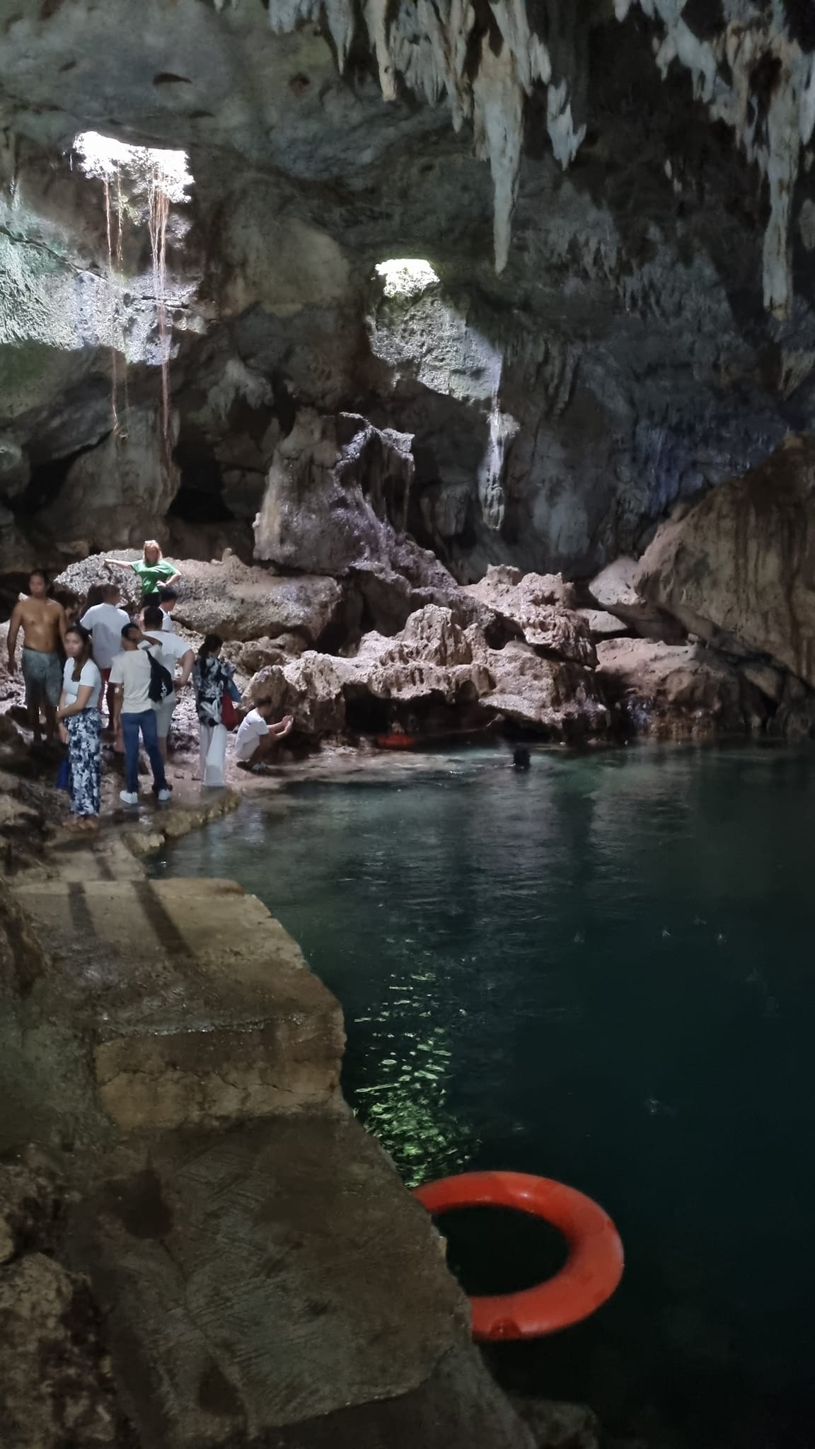 מראה המערה התת-קרקעית עם סטלקטיטים ובריכת שחיה הניזונה ממי גשמים