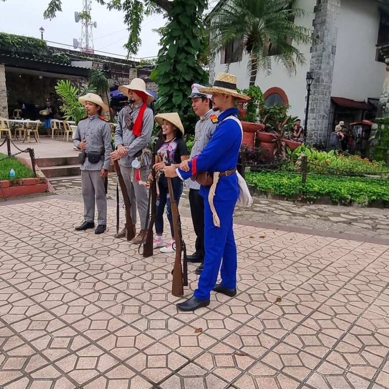 משמר המצודה הלבוש במדים ספרדיים עתיקים ושמחליטים להצטלם עם תיירים מזדמנים