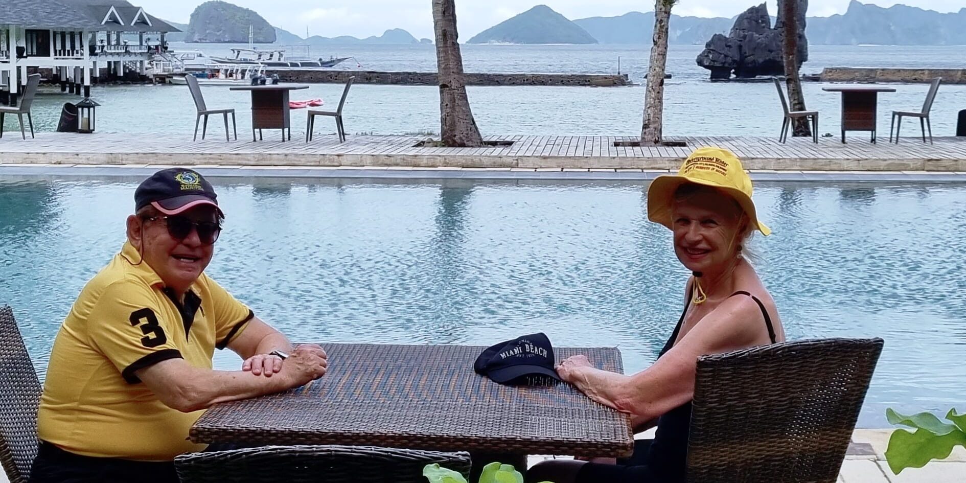 נחים ומתרגעים לפני יציאה לשנורקלים על שפת הבריכה של האי אלנידו