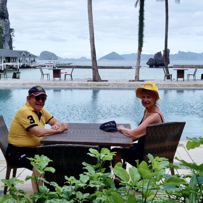 נחים ומתרגעים לפני יציאה לשנורקלים על שפת הבריכה של האי אלנידו