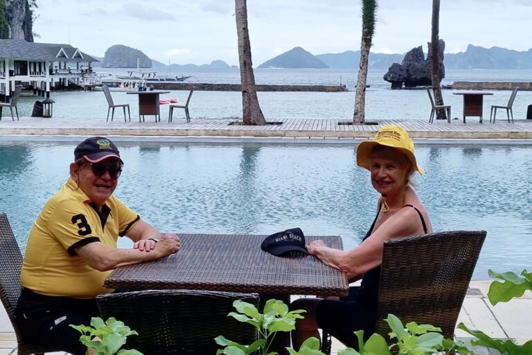 נחים ומתרגעים לפני יציאה לשנורקלים על שפת הבריכה של האי אלנידו