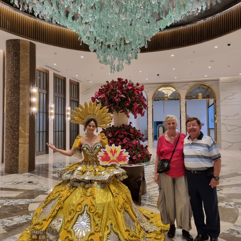 ניצבים בגאו ליד יפהפיית הקרנבל במלון הפאר ניווסטאר