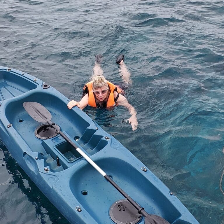 צביה יוצאת לשיט שנורקלים בחוף האי בוהול