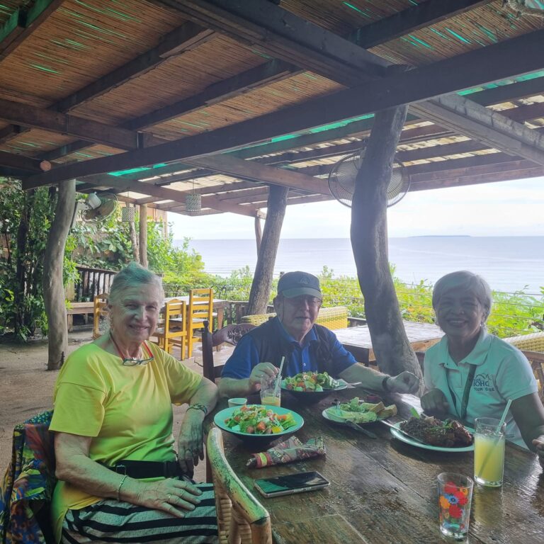 צהרים עם המדריכה המקומית במסעדה אורגנית על חוף הים