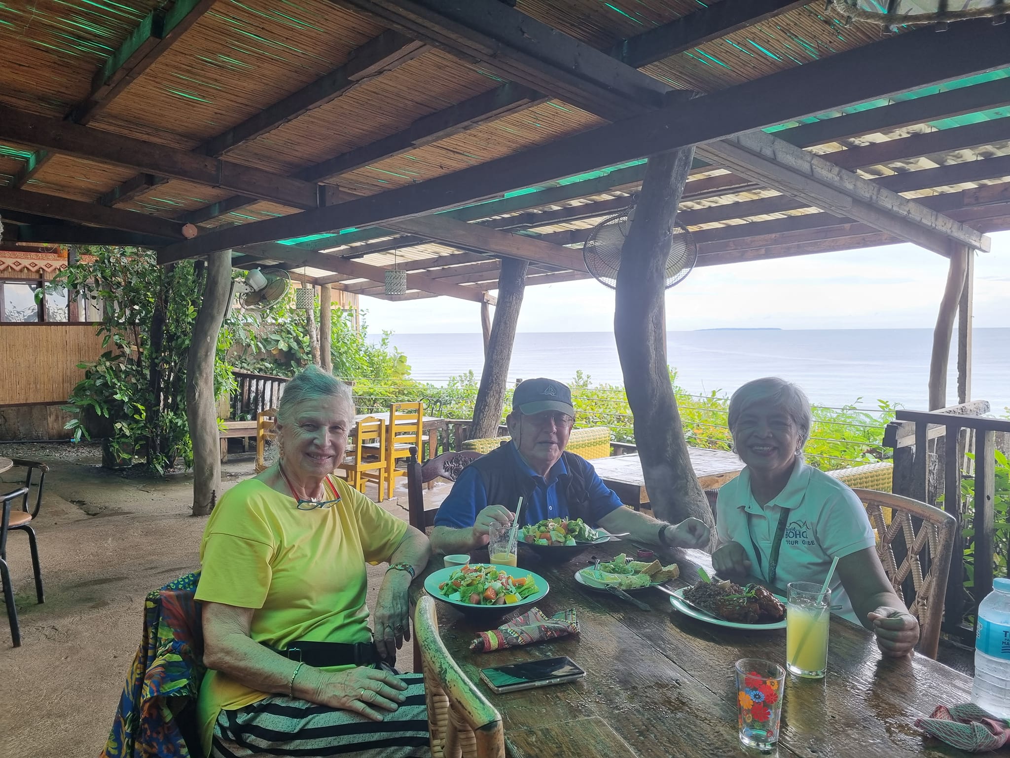 צהרים עם המדריכה המקומית במסעדה אורגנית על חוף הים