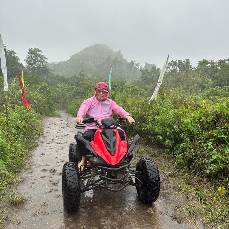 רכיבה על טרקטורונים בבוץ ובגשם מה שלא הרתיע את חברי למסע צביקה לוין