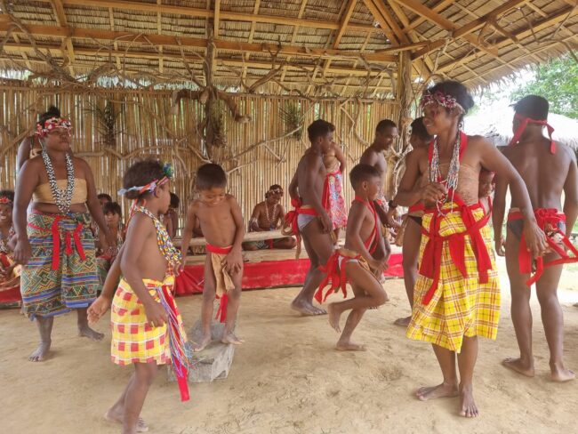 שבט באטאק בפיליפיניים. הבאטאק הם תושבי ההרים של האיים (נמצאים גם באינדונזיה) והם ממתינים לתיירים כדי להראות את אורח חייהם. בתמונה רואים את הריקודים שבט באטאק בפיליפיניים. הבאטאק הם תושבי ההרים של האיים (נמצאים גם באינדונזיה) והם ממתינים לתיירים כדי להראות את אורח חייהם. בתמונה רואים את הריקודים