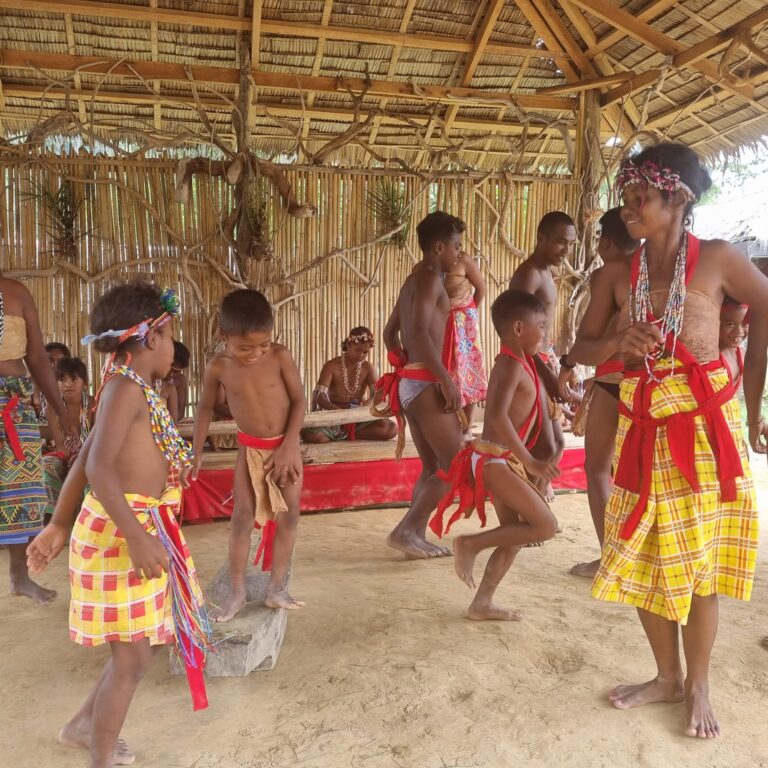 שבט באטאק בפיליפיניים. הבאטאק הם תושבי ההרים של האיים (נמצאים גם באינדונזיה) והם ממתינים לתיירים כדי להראות את אורח חייהם. בתמונה רואים את הריקודים