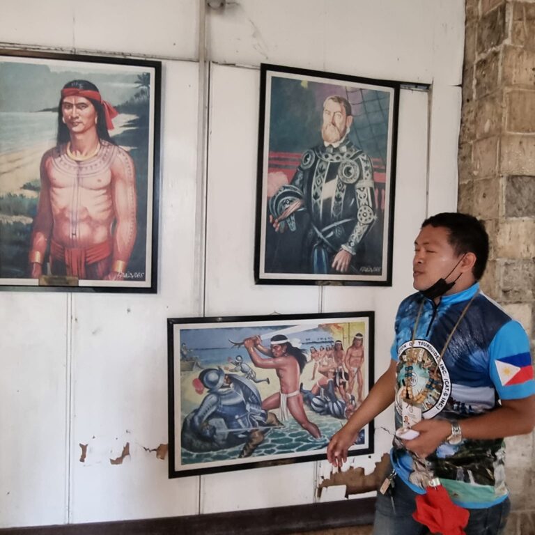 תמונות של המפגש הראשון של מגלן המגלה הספרדי שהקיף את העולם עם המלך הפיליפיני האחרון