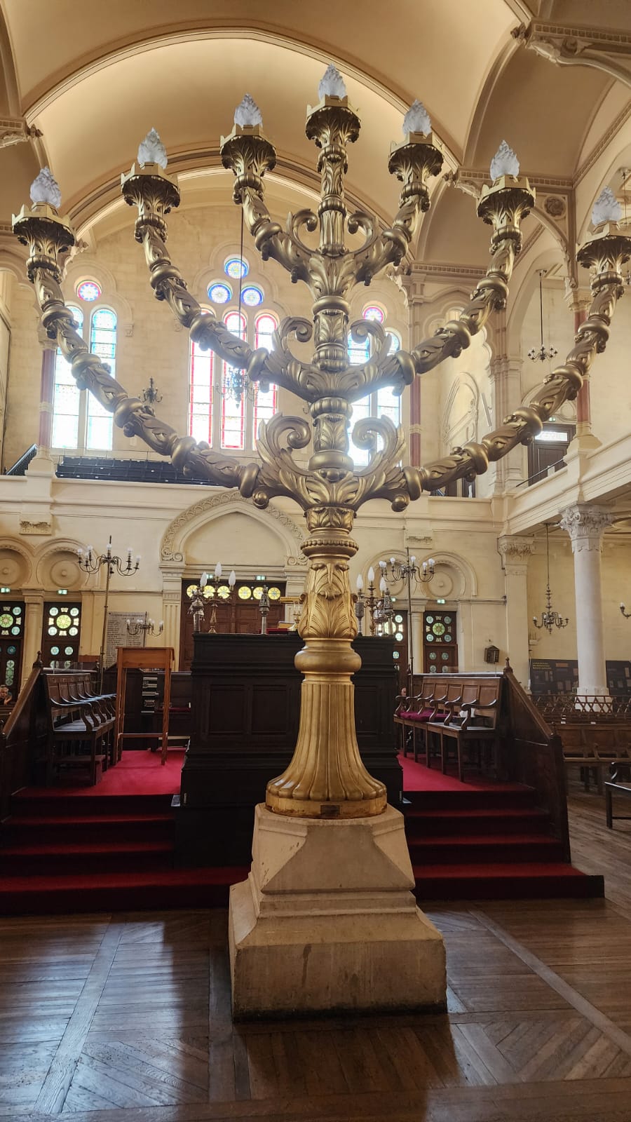 המנורה בבית הכנסת בבורדו