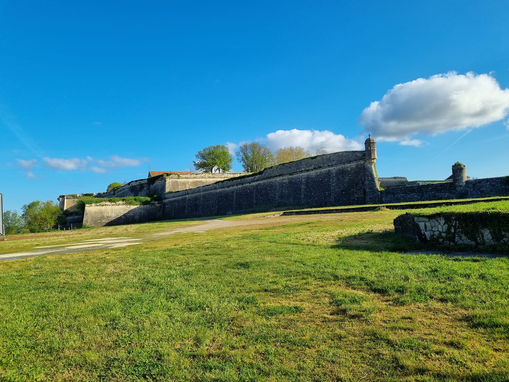 המצודה האדירה שנבנתה בידי אדריכל צבאי בשם וובאן עם קירות מגן וחפיר שמקיף את המצודה. במצודה גרו אלפי חיילים ונכים מצבא לואי ה-14 - 'מלך השמש'. צרפת נהנתה מפריחה שלטונית בתקופתו