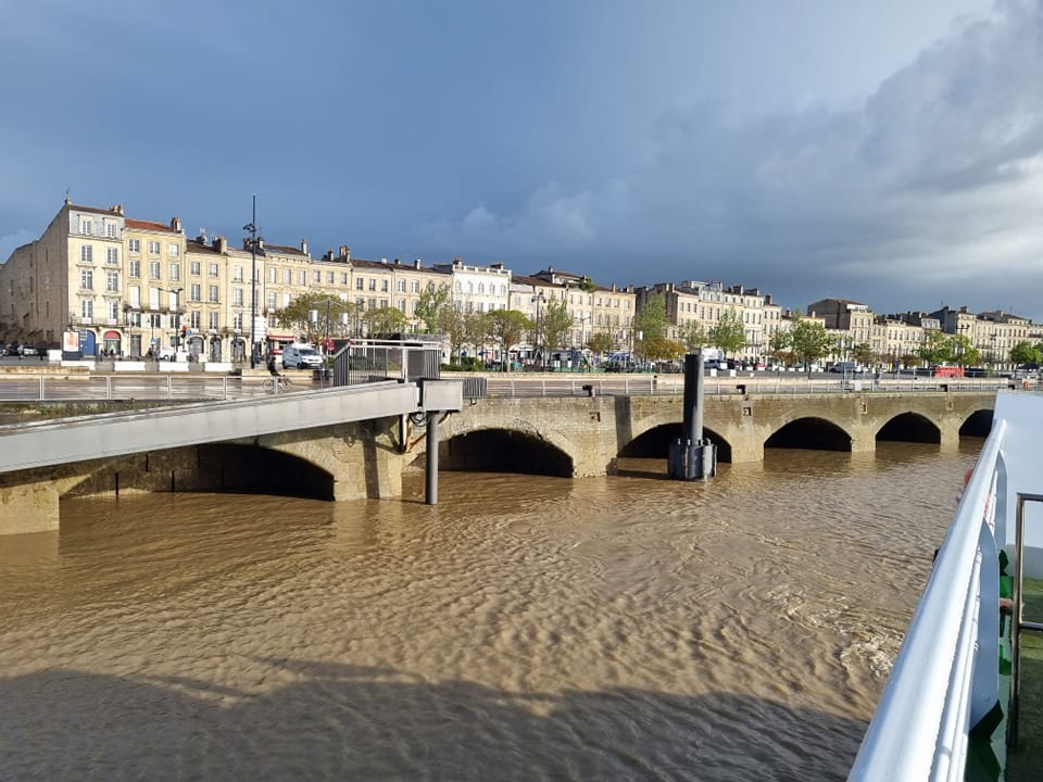 מראה אחד מגשריה העתיקים של העיר בורדו (צרפת) מעל הנהר גארון