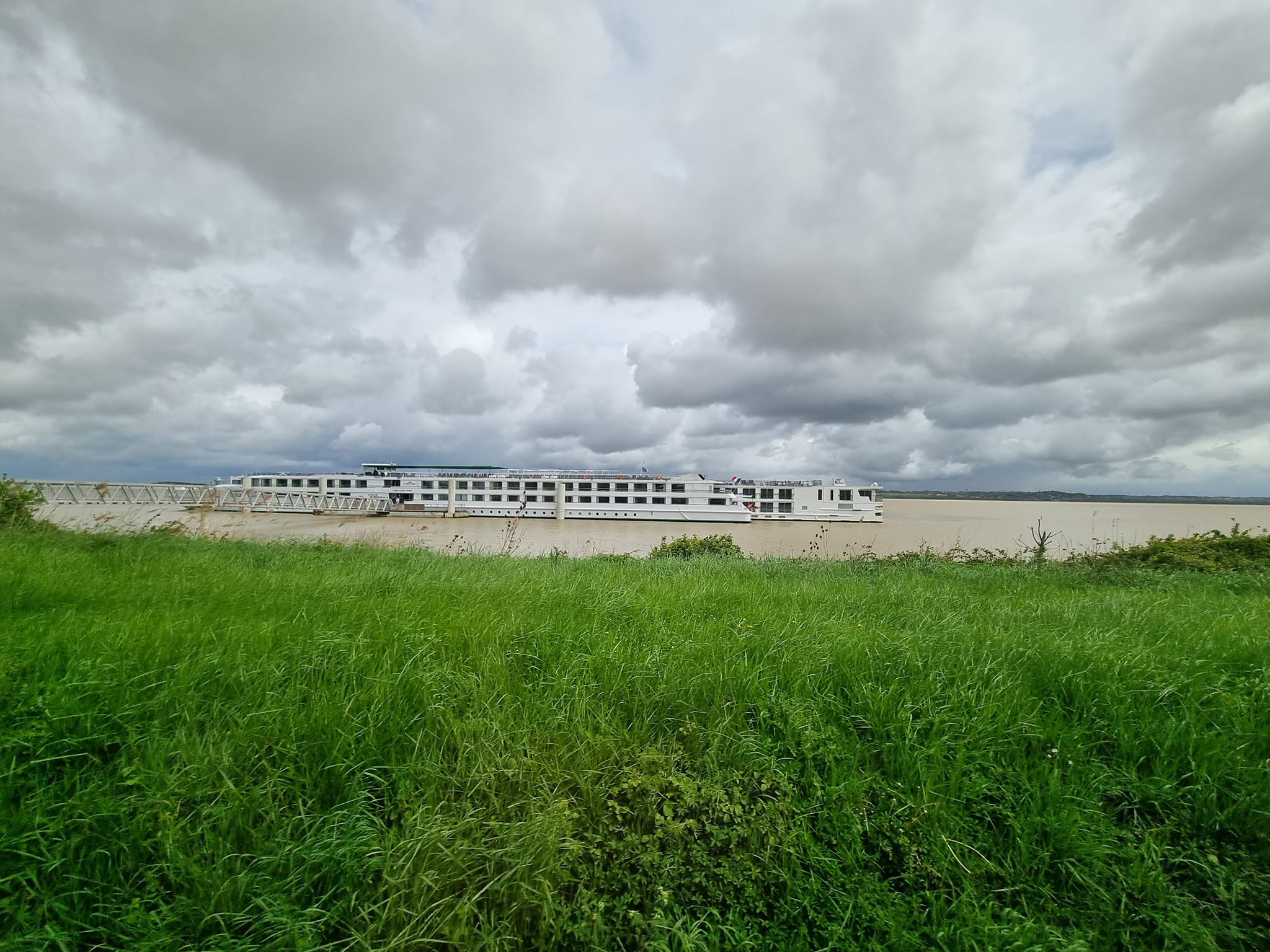 ספינת הנהר על נהר הגארון ''סיראנו דה ברזארק'' - שימו לב כמה ארוכה וצרה היא