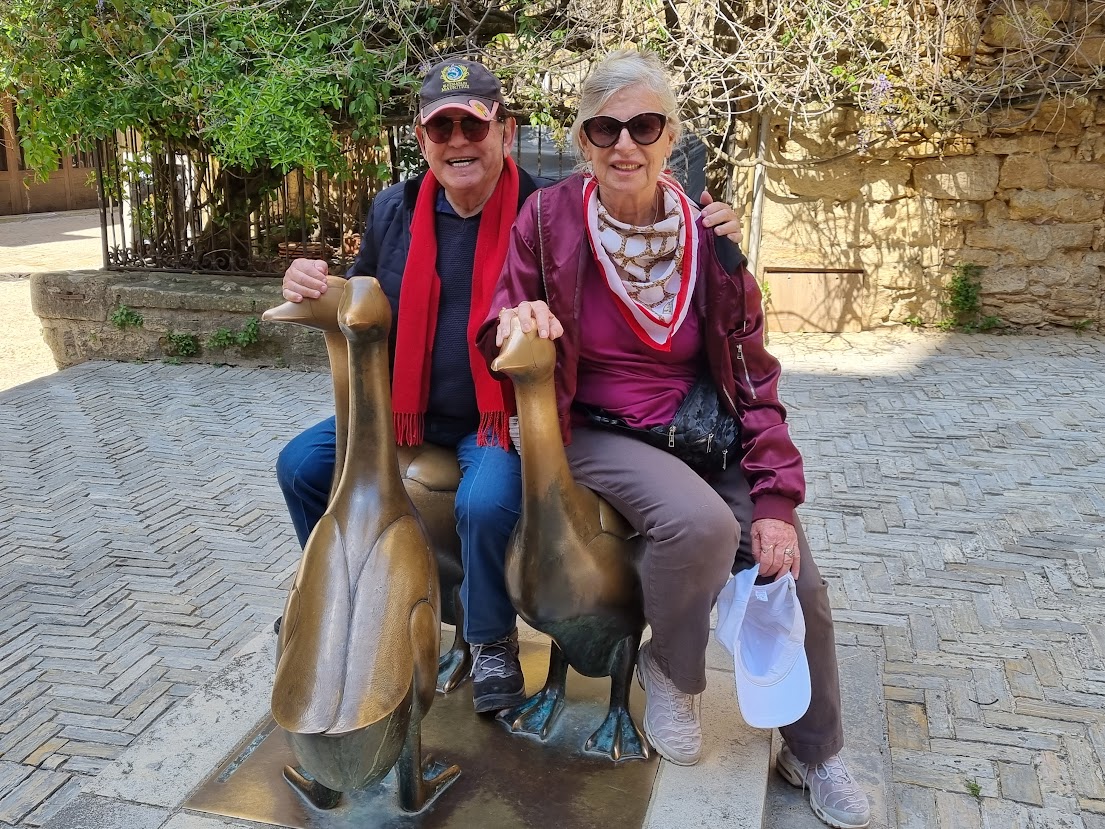 צביה ואני רוכבים על האווזים שהפכו סמל לאיזור פריגור - מרכז הפואה גרא הצרפתי