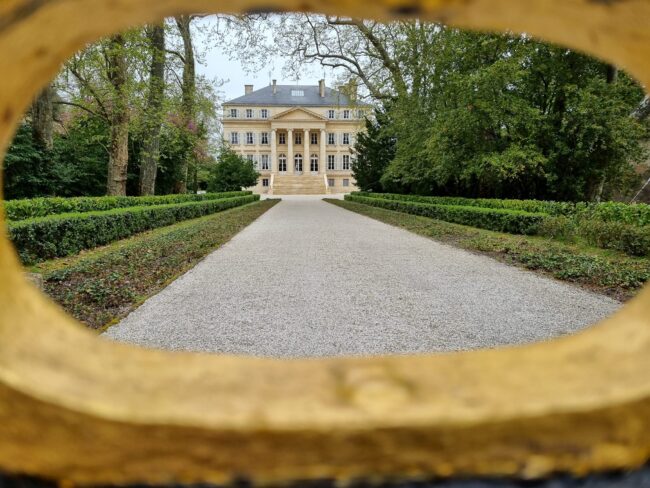 שאטו מארגו צרפת, כפי שנגלית דרך החריץ בשער האחוזה