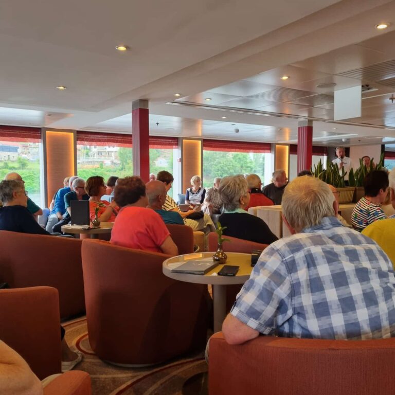 אולם ההרצאות והקוקטיילים על הספינה