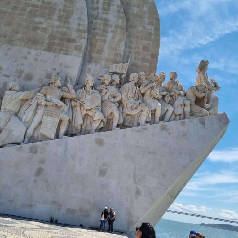 אנדרטה למגלי הים הפורטוגזים שהוקמה בתקופת שלטונו של הדיקטטור סלאזאר