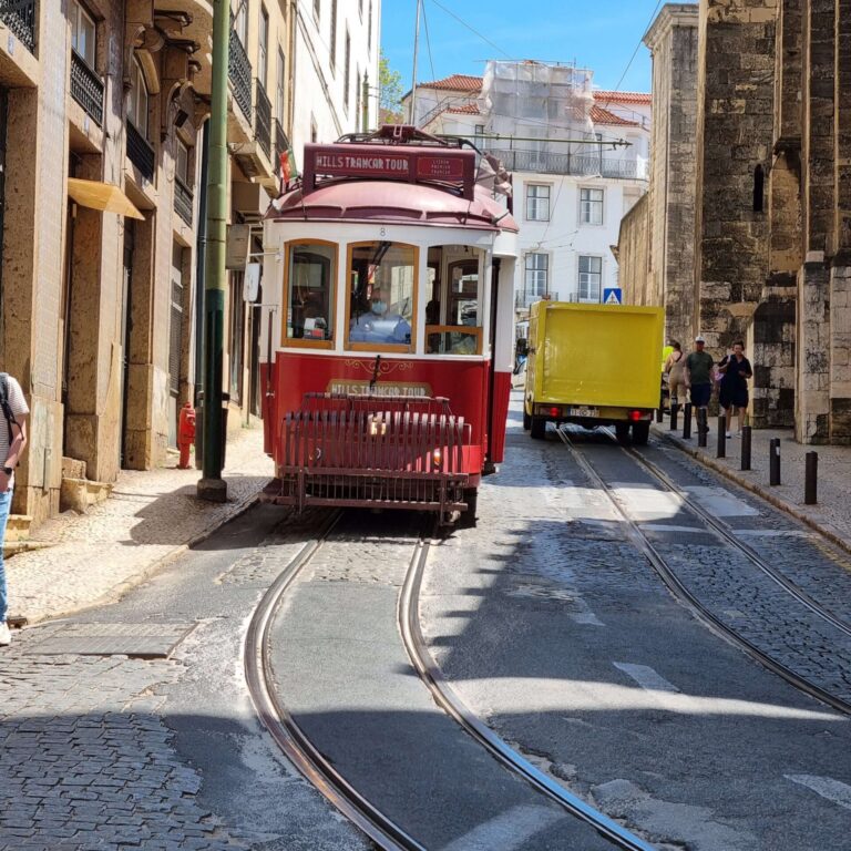 החשמליות העתיקות של פורטו שמטפסות במעלה העיר