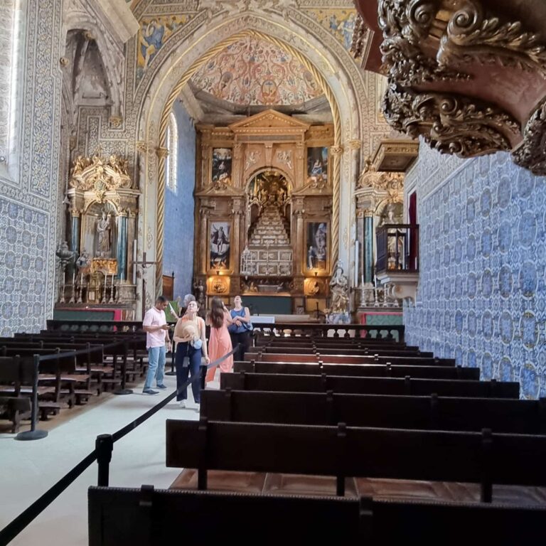 הכנסיה המלכותית ליד הספריה העתיקה של האוניברסיטה